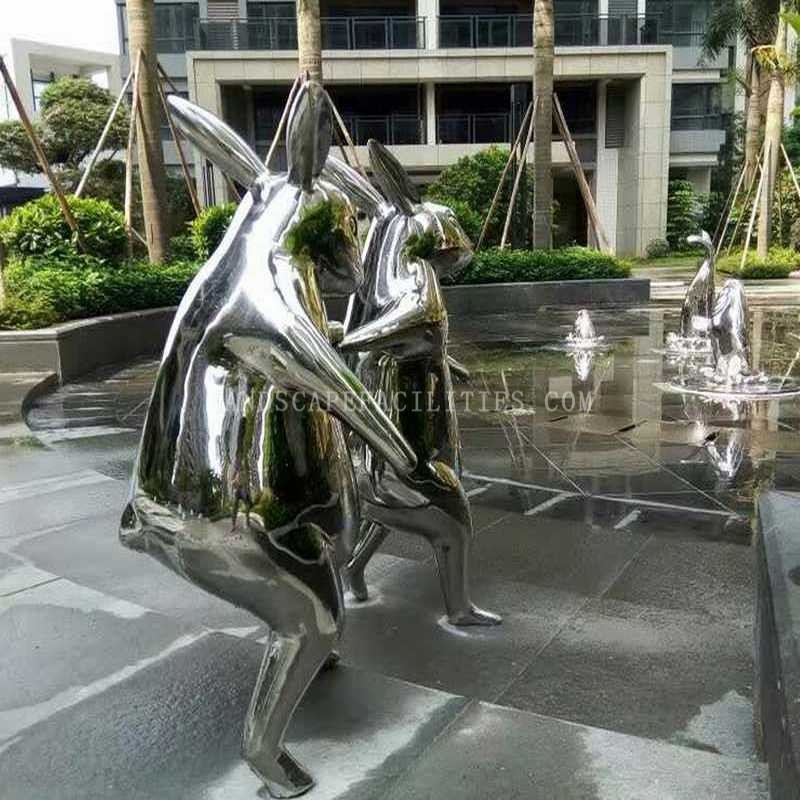 How are stainless steel sculptures used in urban design?(pic1)